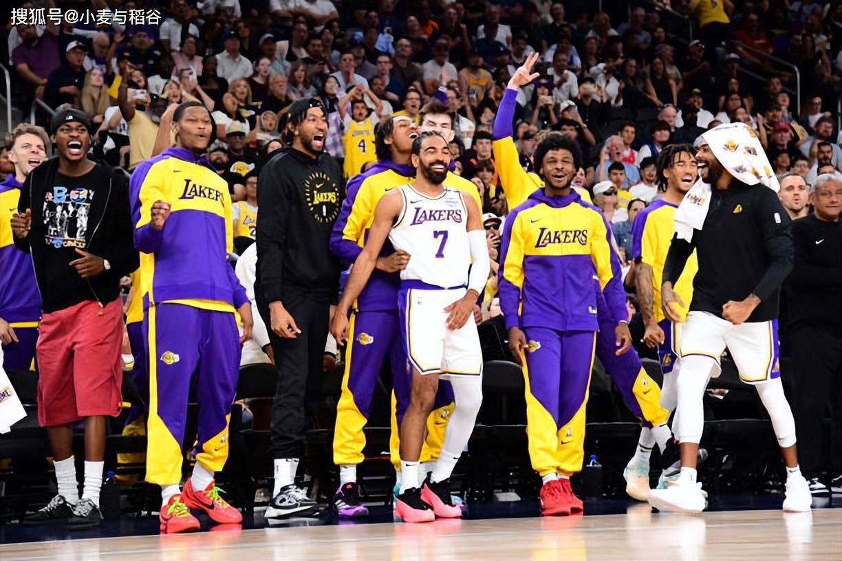 判决书：原天津泰达球员白某峰因受贿判有期徒刑一年，缓刑一年（法院判决：前天津泰达球员白某峰因受贿获刑一年，缓刑一年）