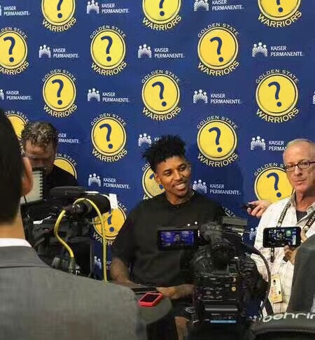 布莱顿发布三笘薰手持二战时日本侵略者照片的图片，如今已删除道歉但限制评论（布莱顿曾发三笘薰手持二战日军照片：已删文致歉并限制评论）