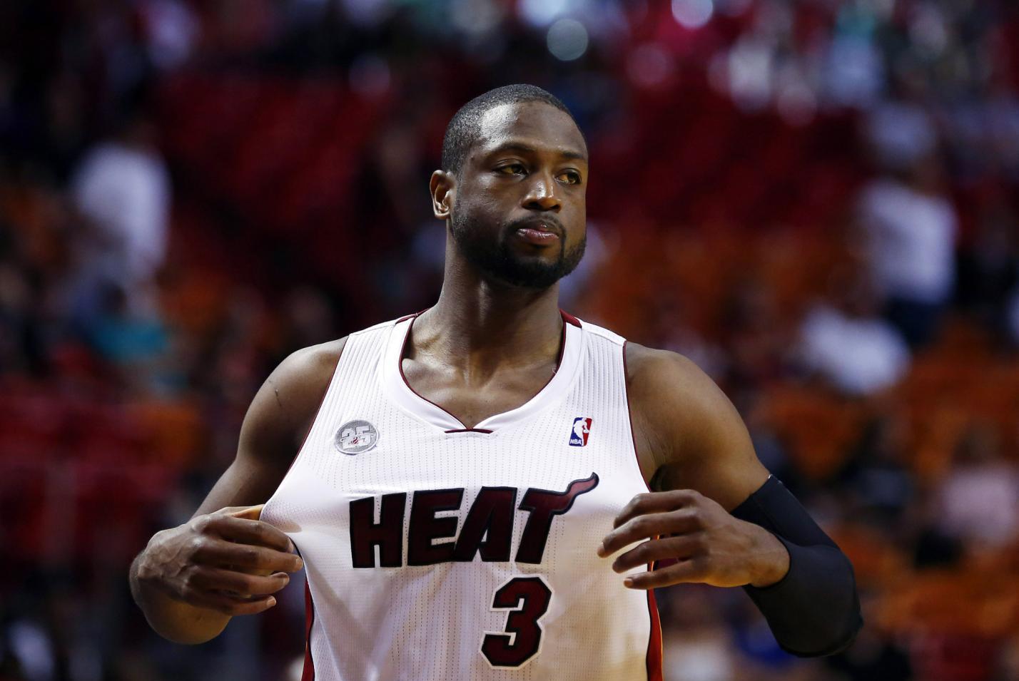 法兰克福球迷在诺坎普球场对巴萨支持者发动投掷袭击（诺坎普球场冲突：法兰克福球迷向巴萨支持者投掷物品）