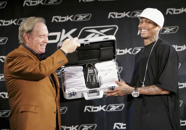 感谢俱乐部，U16国少球员身穿各自俱乐部训练服拍摄全家福（U16国少身着各队训练服集体合影，致谢俱乐部）