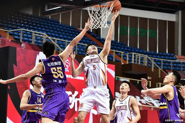 克罗斯评历史最佳11人：C罗左边锋，梅西前腰，马尔蒂尼入选（克罗斯评选史上最佳11人：C罗踢左翼，梅西任前腰，马尔蒂尼在列）