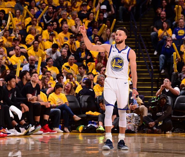 爱德华兹第三节7中5轰13分，带领森林狼追平比分（爱德华兹第三节7投5中砍13分，助森林狼扳平比分）