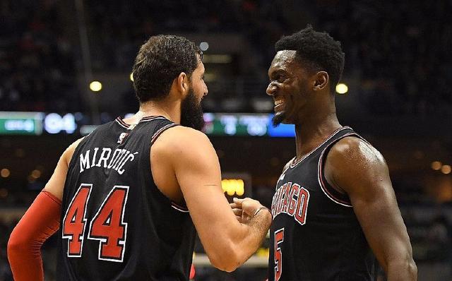 马卡：埃里克疑似鼻骨骨折，已被立即送往医疗中心进行检查（马卡报道：埃里克疑遭鼻骨骨折，已紧急送医检查）